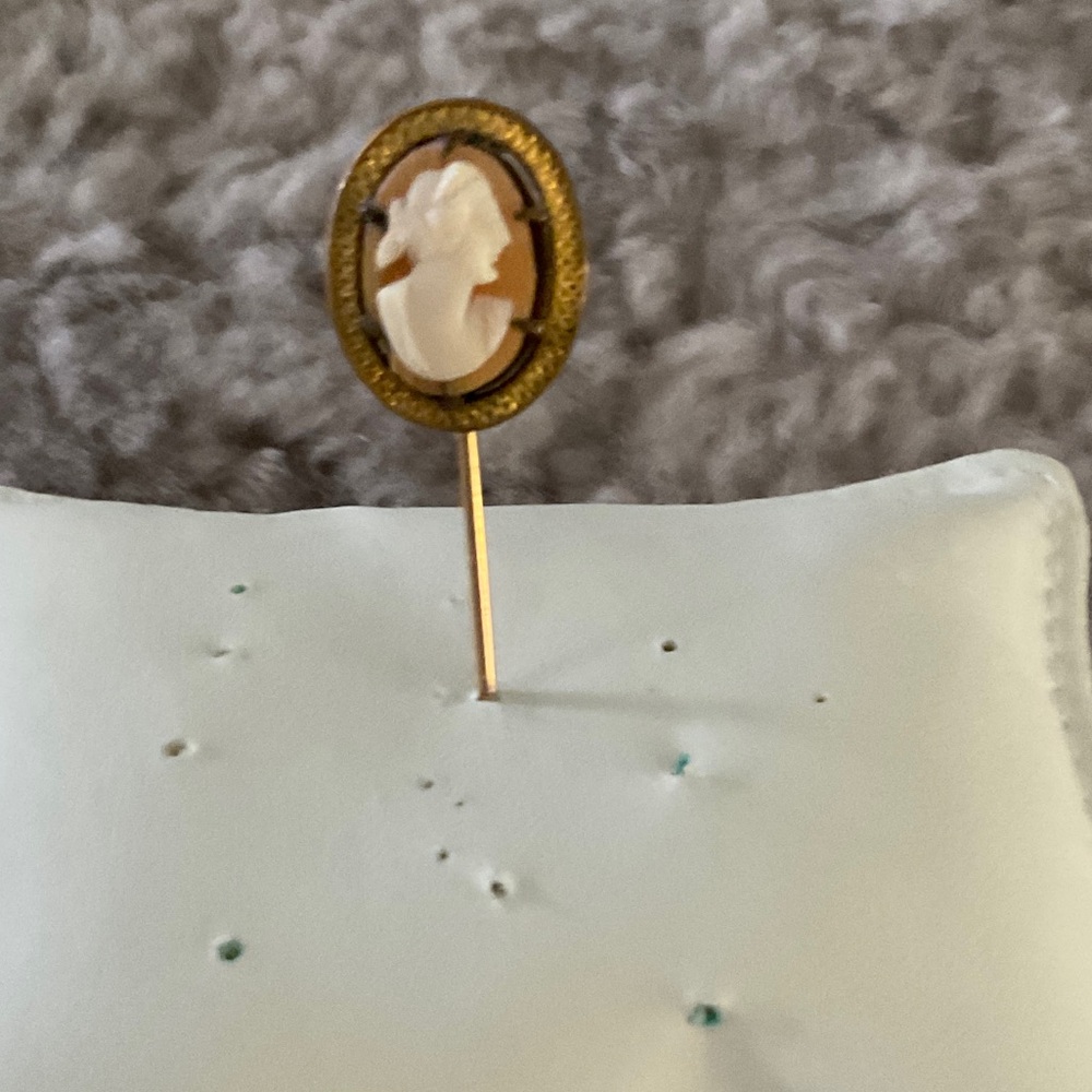 Antique Gold and Cream Cameo Brooch sticker pin 🌹